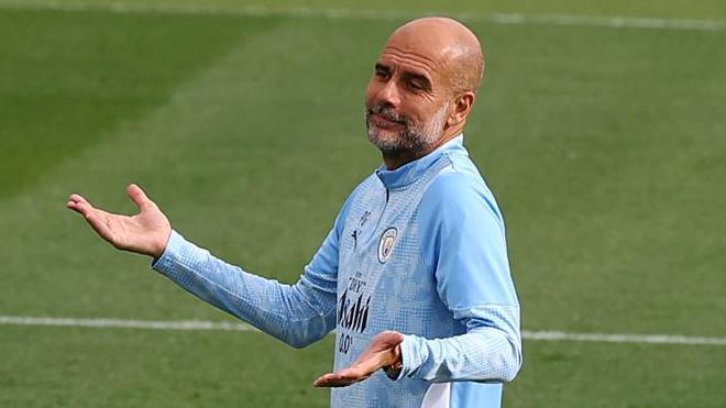 Pep Guardiola at Manchester City's training session before they played Napoli