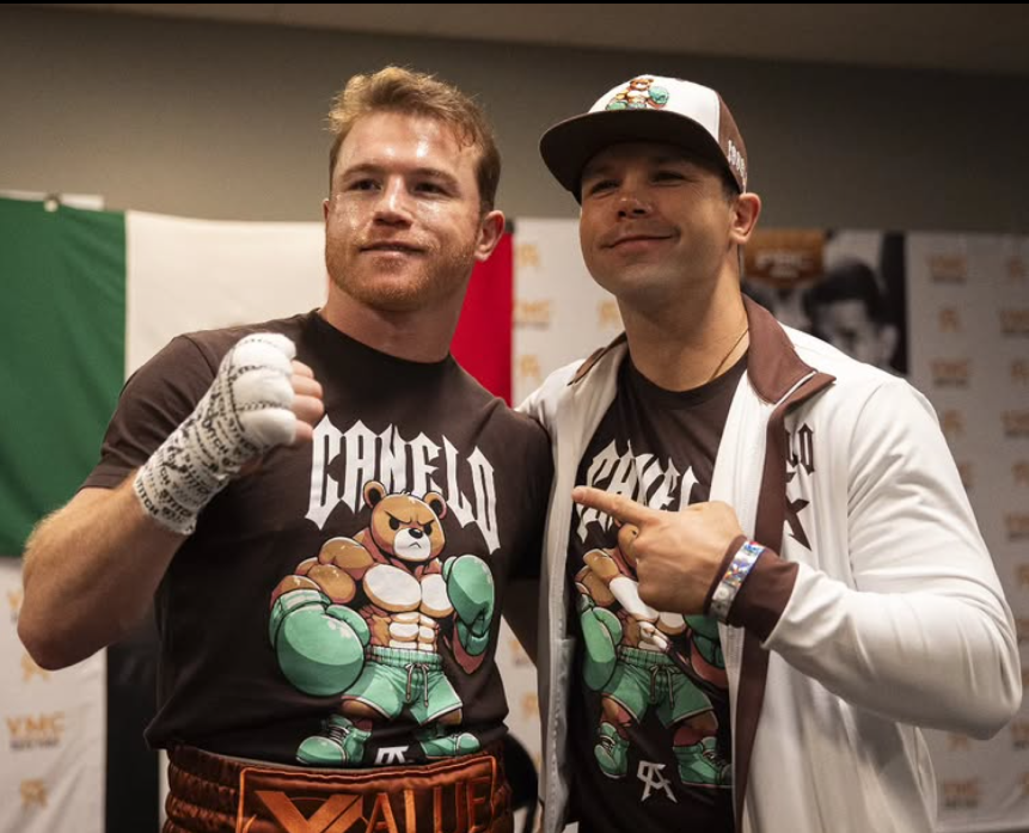 Canelo Álvarez, left, with brother, Ricardo.
