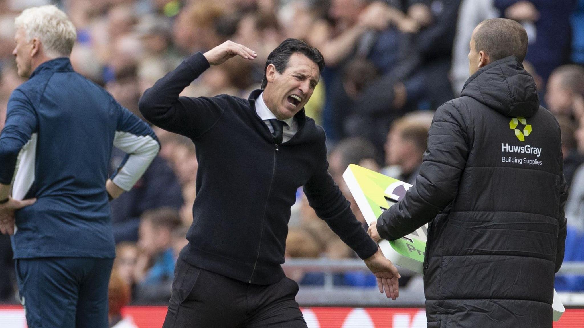 Unai Emery is frustrated during Aston Villa's 0-0 draw at Everton