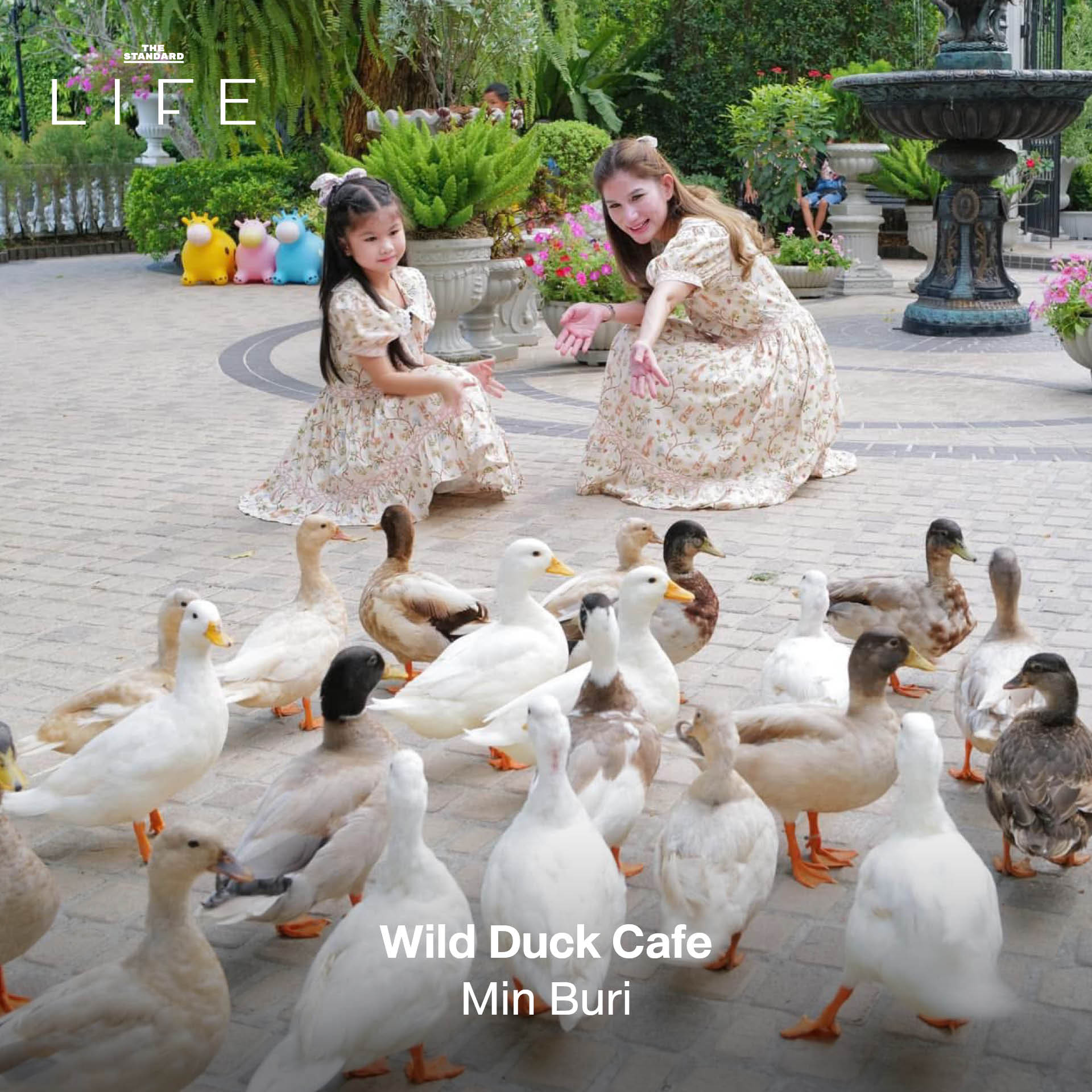 ครอบครัวกำลังเพลิดเพลินกับกิจกรรมหลากหลาย ณ สถานที่แฮงก์เอาต์สำหรับแม่และเด็ก 2