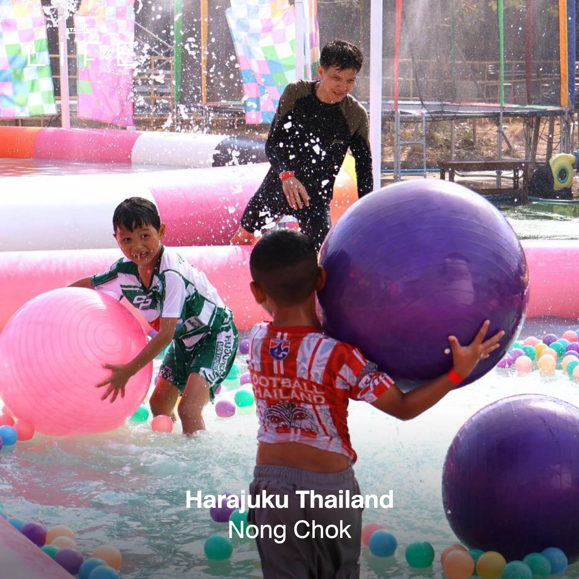 ครอบครัวกำลังเพลิดเพลินกับกิจกรรมหลากหลาย ณ สถานที่แฮงก์เอาต์สำหรับแม่และเด็ก 13