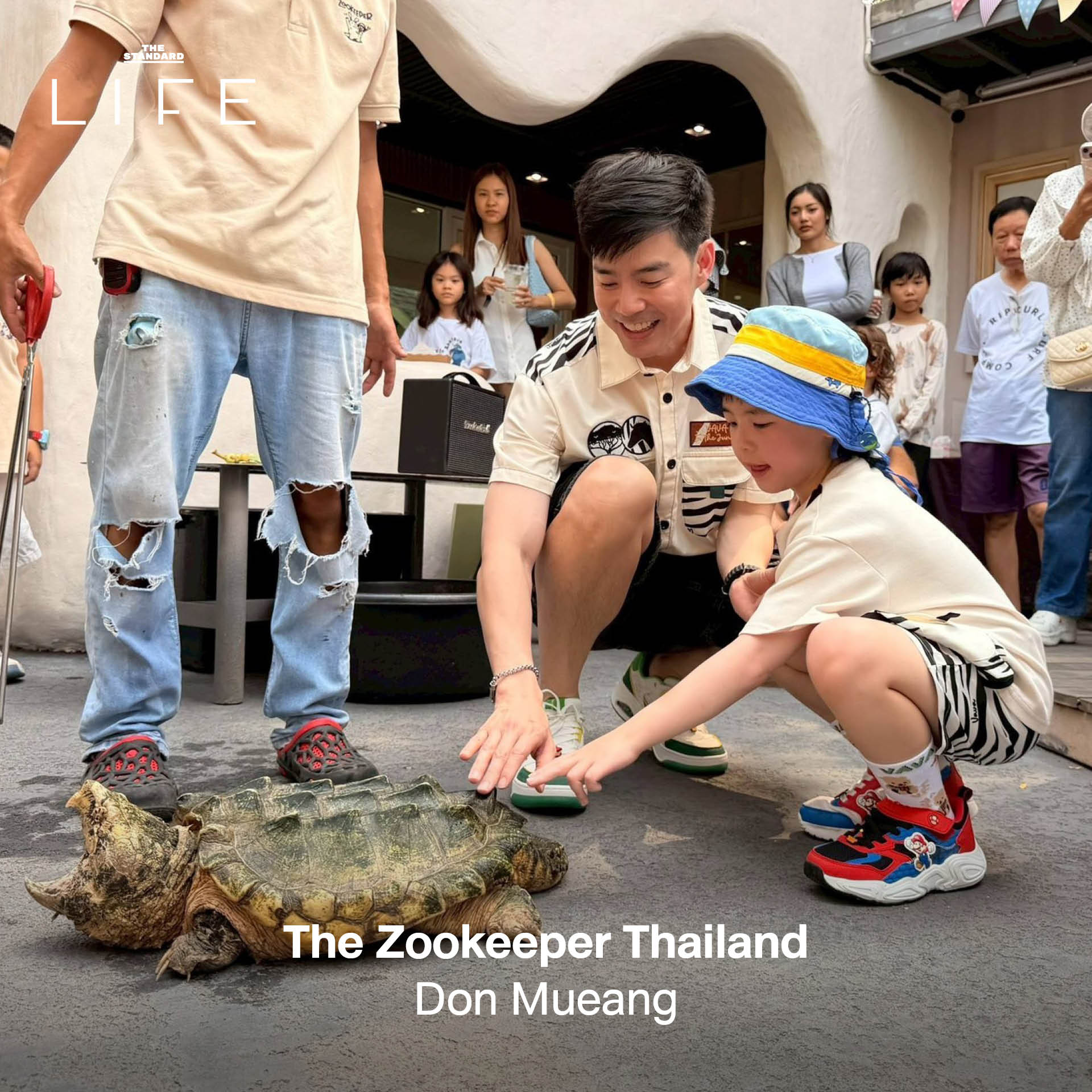 ครอบครัวกำลังเพลิดเพลินกับกิจกรรมหลากหลาย ณ สถานที่แฮงก์เอาต์สำหรับแม่และเด็ก 3