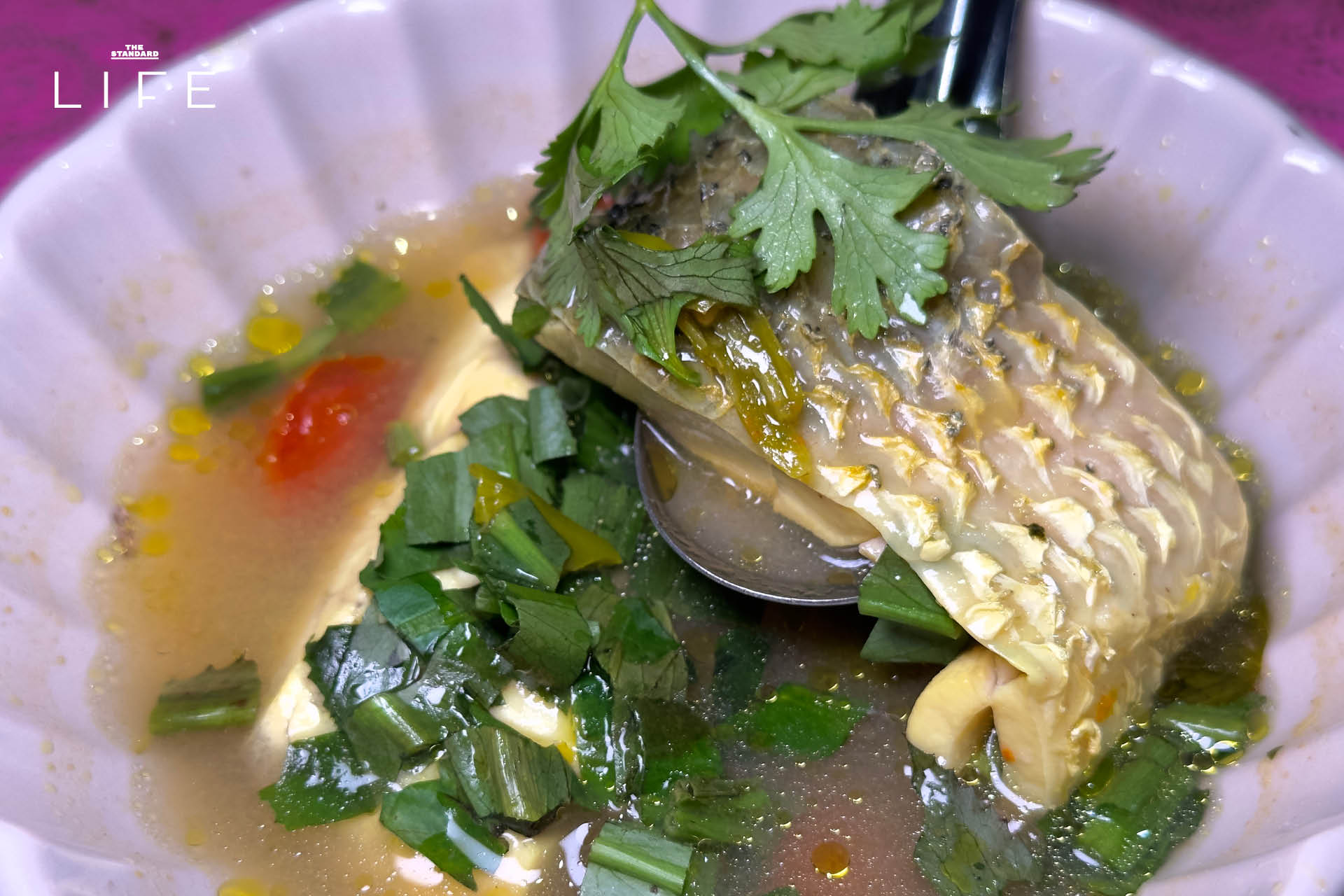 ภาพอาหารเหนือสำรับคุณยายจากโปรเจกต์ ‘ดินเน้อ’ โดย Ongtong ที่อารีย์ 12