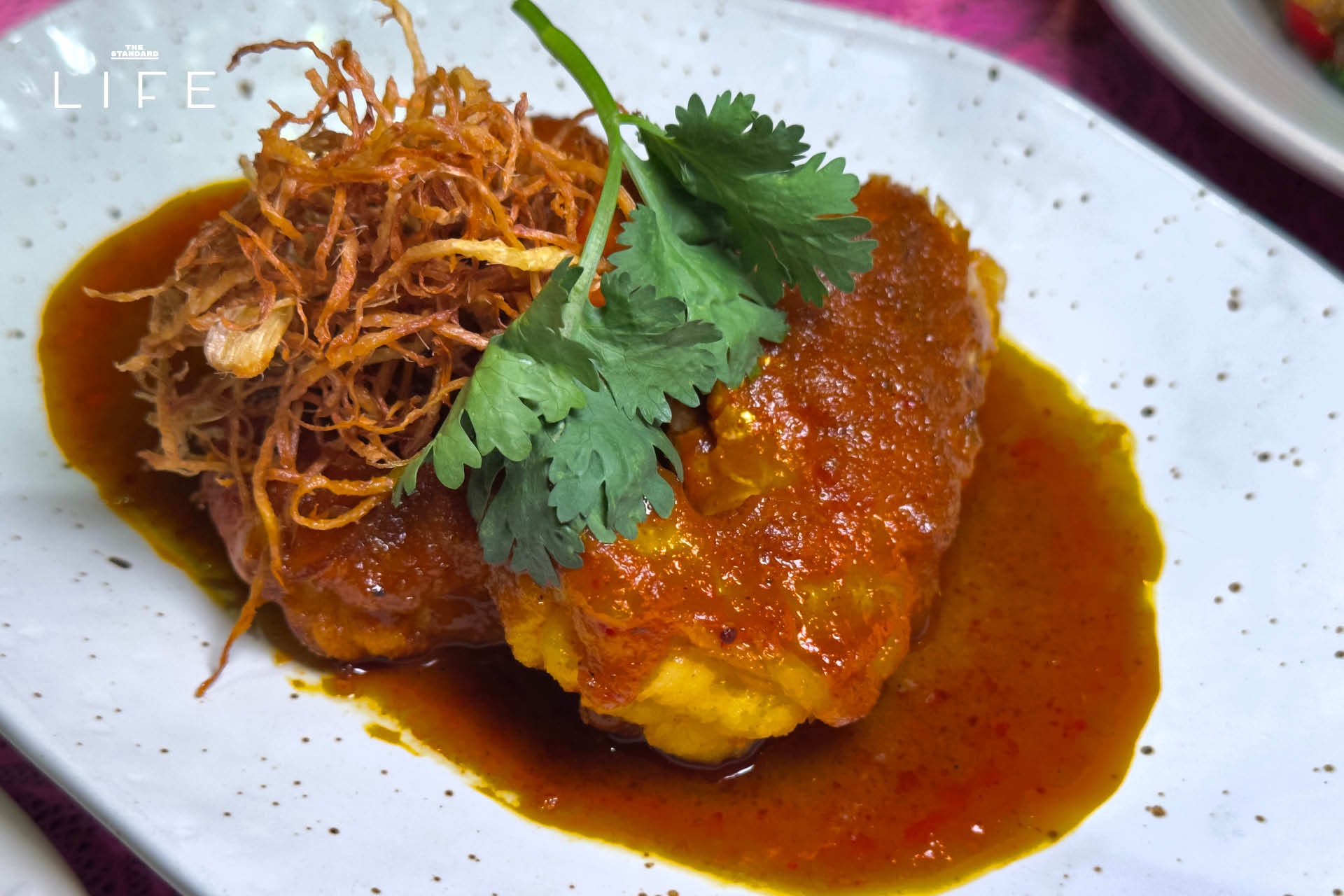 ภาพอาหารเหนือสำรับคุณยายจากโปรเจกต์ ‘ดินเน้อ’ โดย Ongtong ที่อารีย์ 13