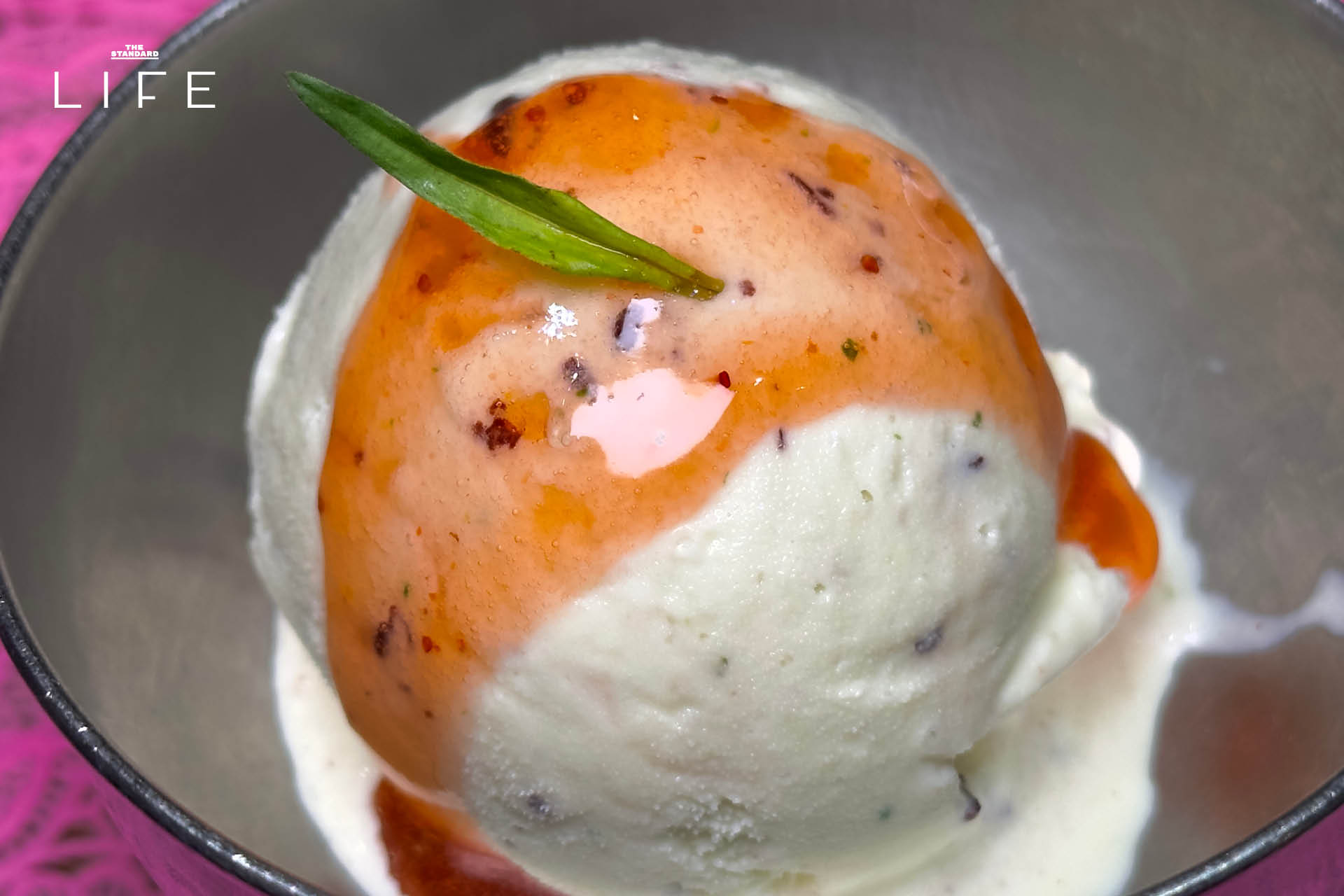 ภาพอาหารเหนือสำรับคุณยายจากโปรเจกต์ ‘ดินเน้อ’ โดย Ongtong ที่อารีย์ 15