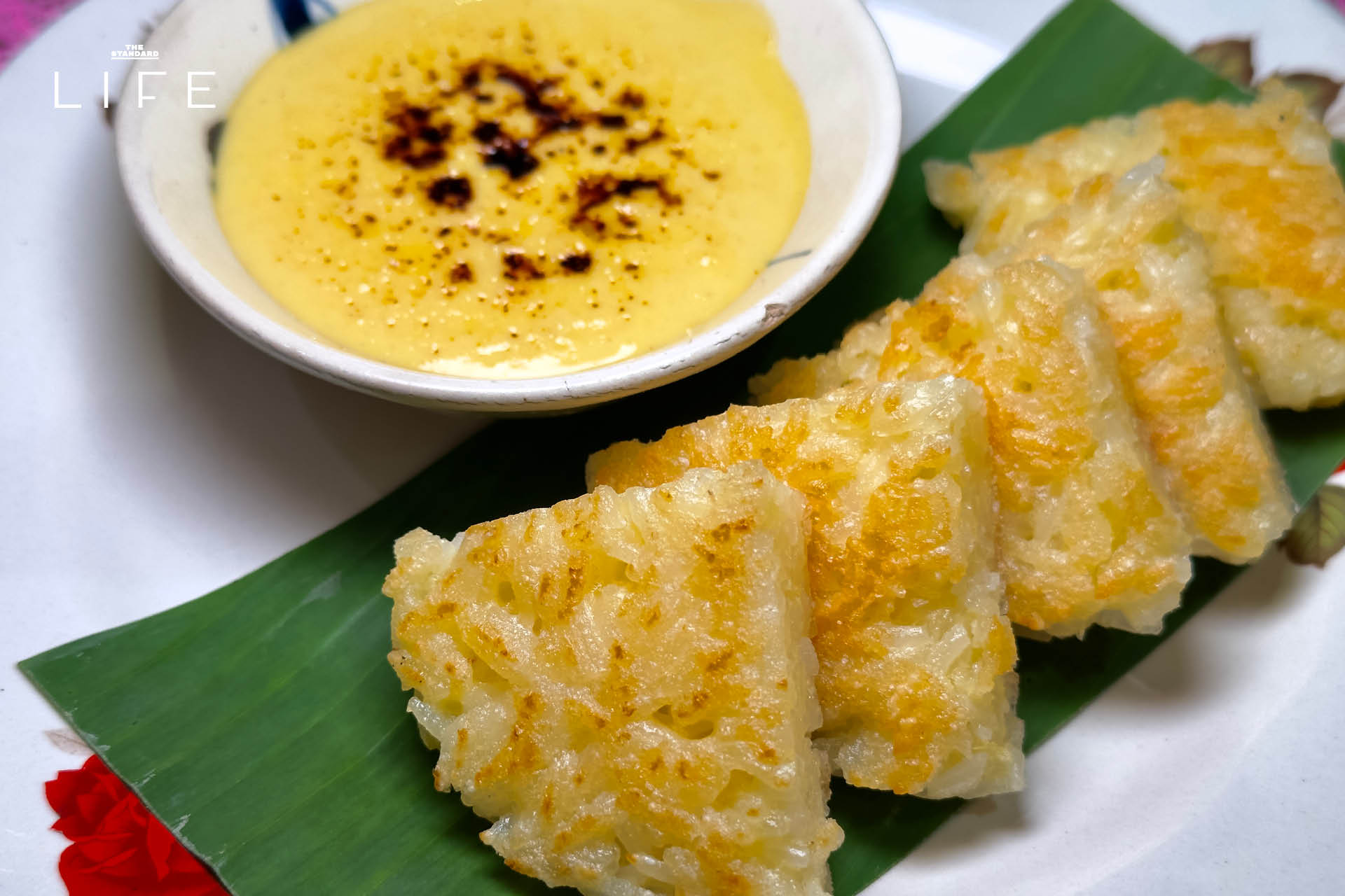 ภาพอาหารเหนือสำรับคุณยายจากโปรเจกต์ ‘ดินเน้อ’ โดย Ongtong ที่อารีย์ 6