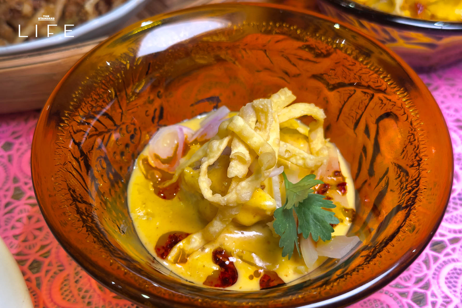 ภาพอาหารเหนือสำรับคุณยายจากโปรเจกต์ ‘ดินเน้อ’ โดย Ongtong ที่อารีย์ 7