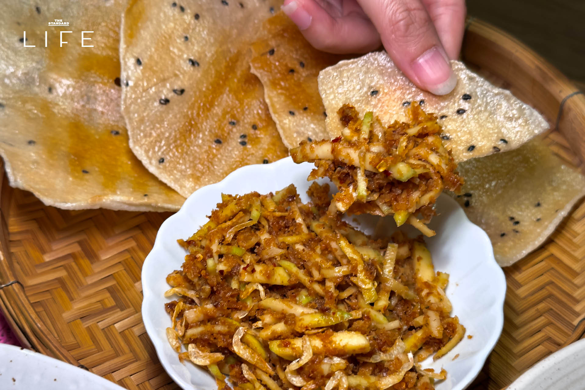 ภาพอาหารเหนือสำรับคุณยายจากโปรเจกต์ ‘ดินเน้อ’ โดย Ongtong ที่อารีย์ 8