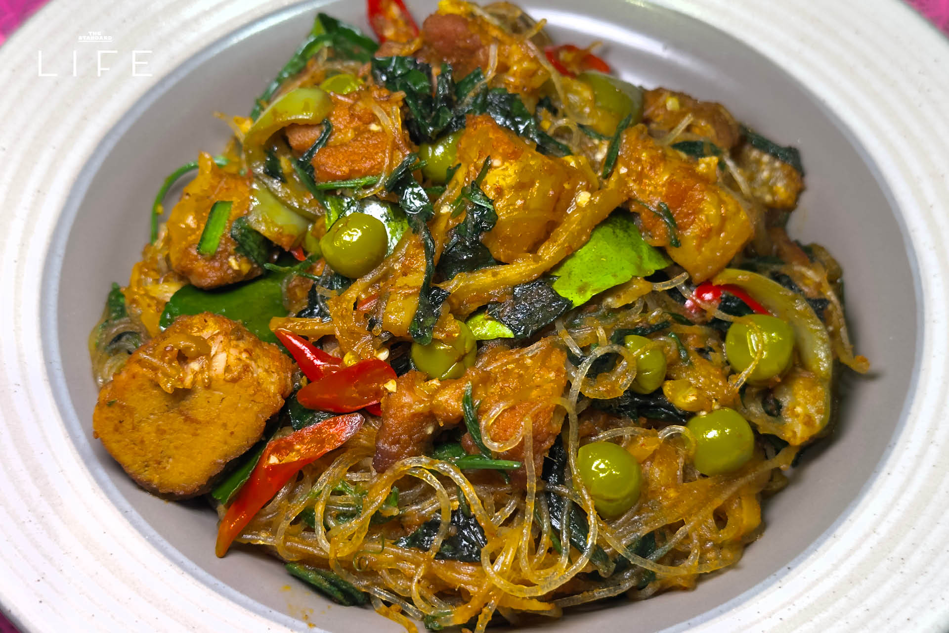 ภาพอาหารเหนือสำรับคุณยายจากโปรเจกต์ ‘ดินเน้อ’ โดย Ongtong ที่อารีย์ 10