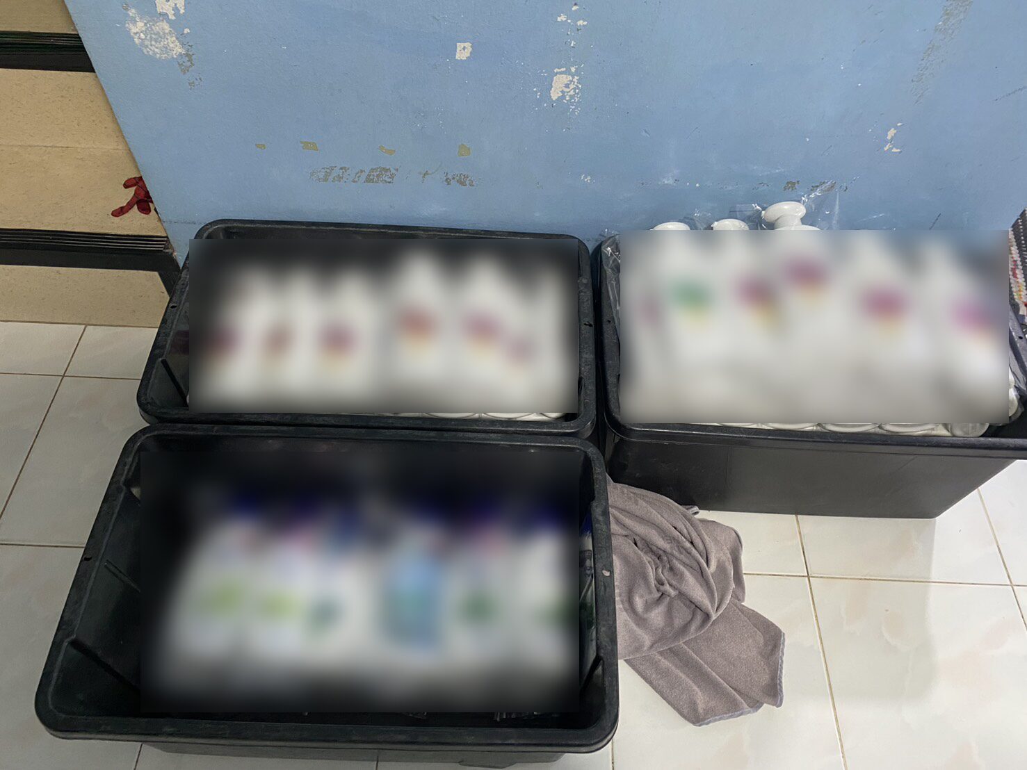 จับลุงแสบนั่งทำแชมพูปลอม-กวนในถัง วางขายตลาดนัด อึ้งซื้อขวดร้านของเก่านั่งกรอกในบ้าน