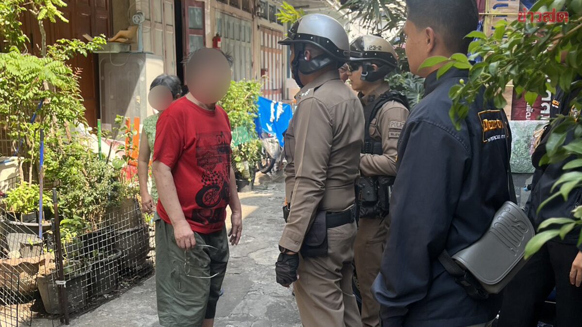 ตร.บุกช่วยลุงวัย 66 กำลังถูกแก๊งคอลหลอกเงิน โอนไปแล้วกว่า 8 แสน ก่อนระงับทำธุรกรรม