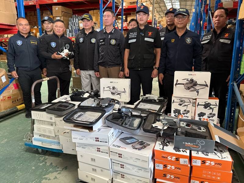 ตำรวจไซเบอร์ เปิดปฏิบัติการ บุกทลายโกดังลักลอบนำเข้าโดรน ย่านลาดกระบัง