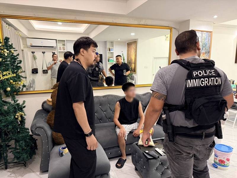 บุกจับหนุ่มจีน เปิดบ้านค้ายา–ขาย “แก๊สหัวเราะ” ยึดปืนเถื่อน กระสุนอื้อ พอตเคเพียบ