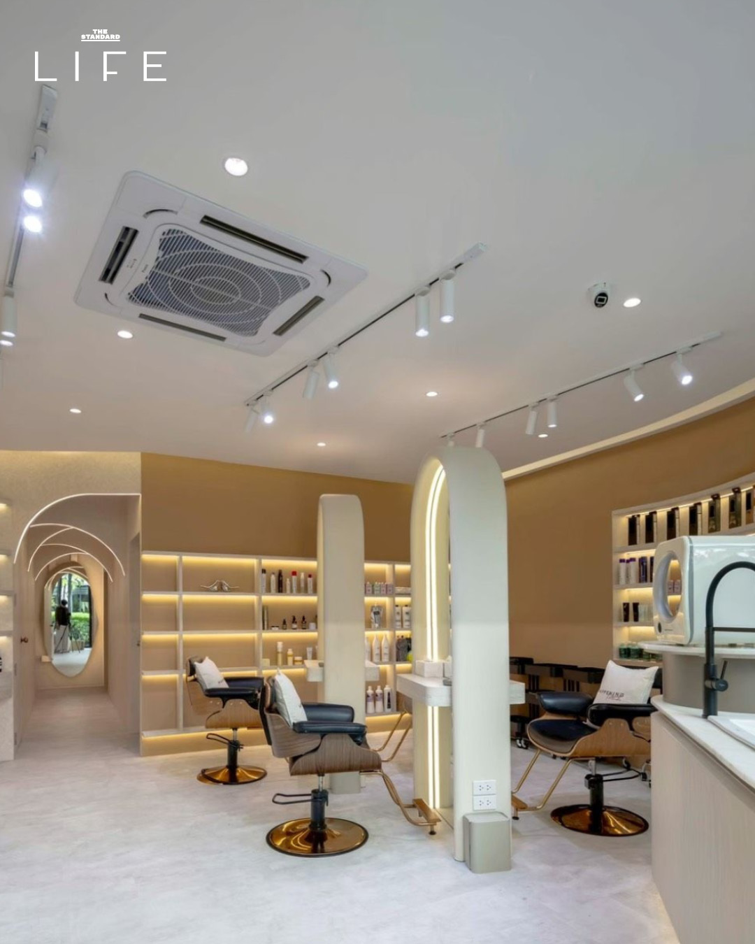 ภาพภายใน Happening Hair and Nail Spa สาขาสุขุมวิท 49 แสดงบรรยากาศโปร่งสบาย เน้นการดูแลความงามแบบองค์รวม 1