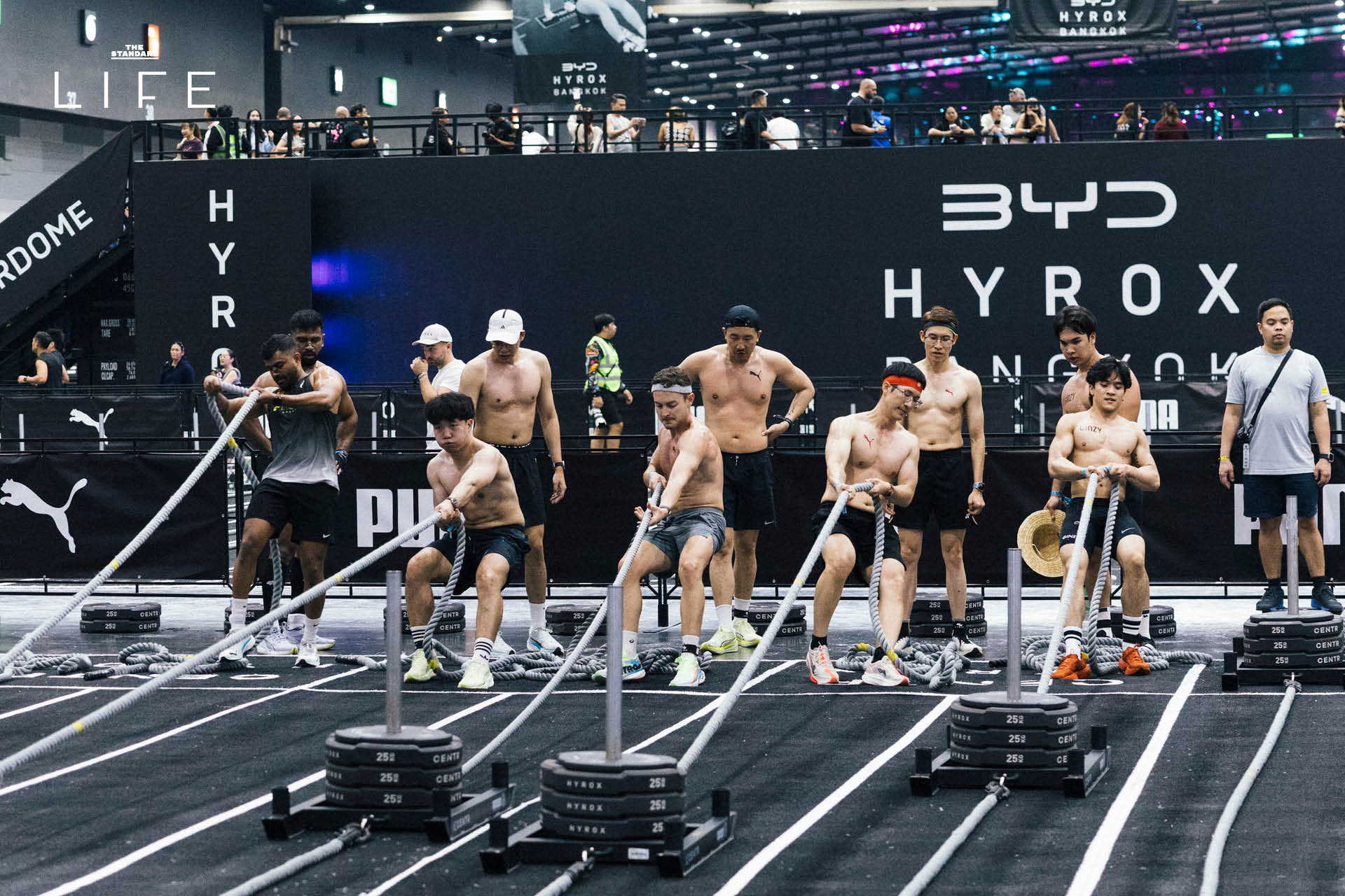 ภาพบรรยากาศนักแสดงและอินฟลูเอนเซอร์ชื่อดังร่วมการแข่งขัน Men Doubles สุดเข้มข้น ในงาน BYD HYROX Bangkok 2026 ณ ไบเทค บางนา 12