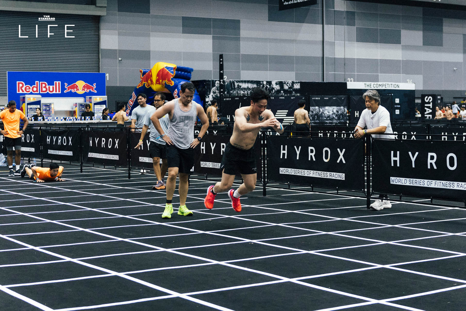 ภาพบรรยากาศนักแสดงและอินฟลูเอนเซอร์ชื่อดังร่วมการแข่งขัน Men Doubles สุดเข้มข้น ในงาน BYD HYROX Bangkok 2026 ณ ไบเทค บางนา 14