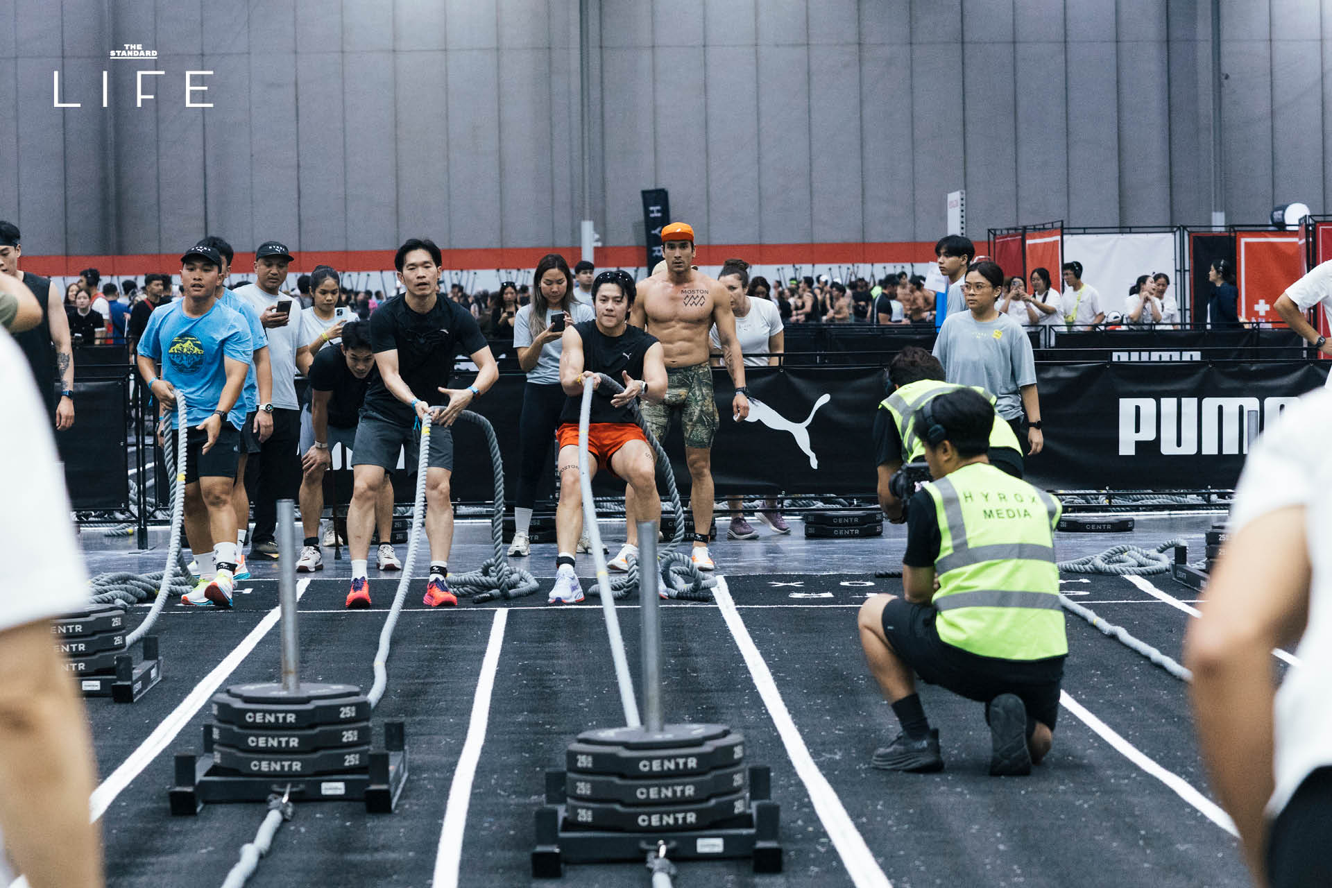 ภาพบรรยากาศนักแสดงและอินฟลูเอนเซอร์ชื่อดังร่วมการแข่งขัน Men Doubles สุดเข้มข้น ในงาน BYD HYROX Bangkok 2026 ณ ไบเทค บางนา 4
