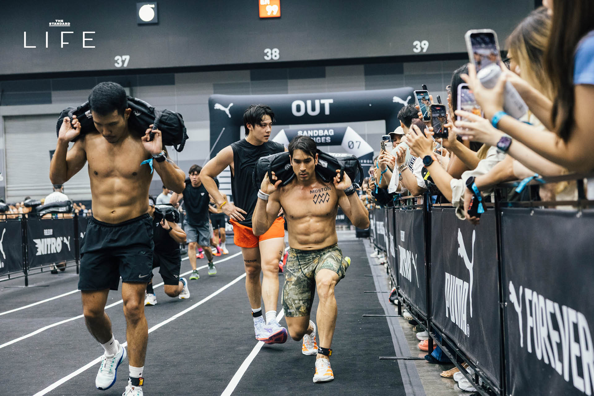 ภาพบรรยากาศนักแสดงและอินฟลูเอนเซอร์ชื่อดังร่วมการแข่งขัน Men Doubles สุดเข้มข้น ในงาน BYD HYROX Bangkok 2026 ณ ไบเทค บางนา 7