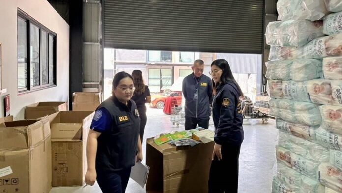 ยึดอาหารสัตว์เถื่อน นำเข้าจากจีนกว่า 4 พันถุง มูลค่ากว่า 1.5 ล้าน เตรียมขายออนไลน์