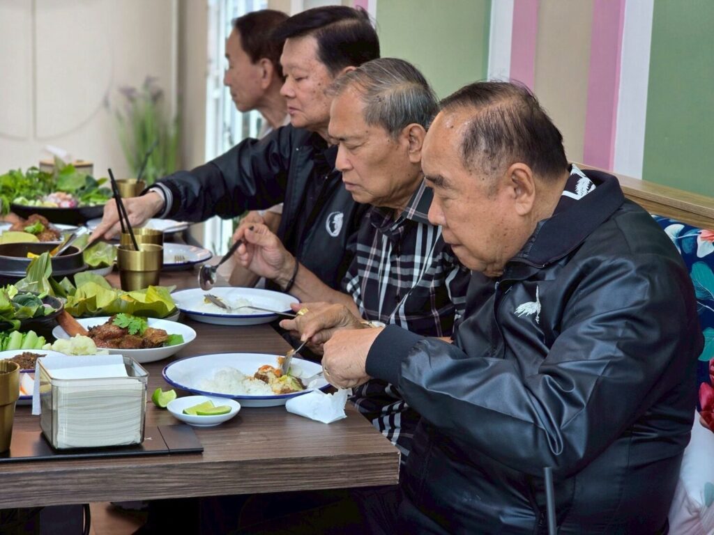 ลุงป้อม พักผ่อนวันหยุด ชวนเพื่อนเตรียมทหาร ชิมอาหารใต้ร้านดัง รามอินทรา