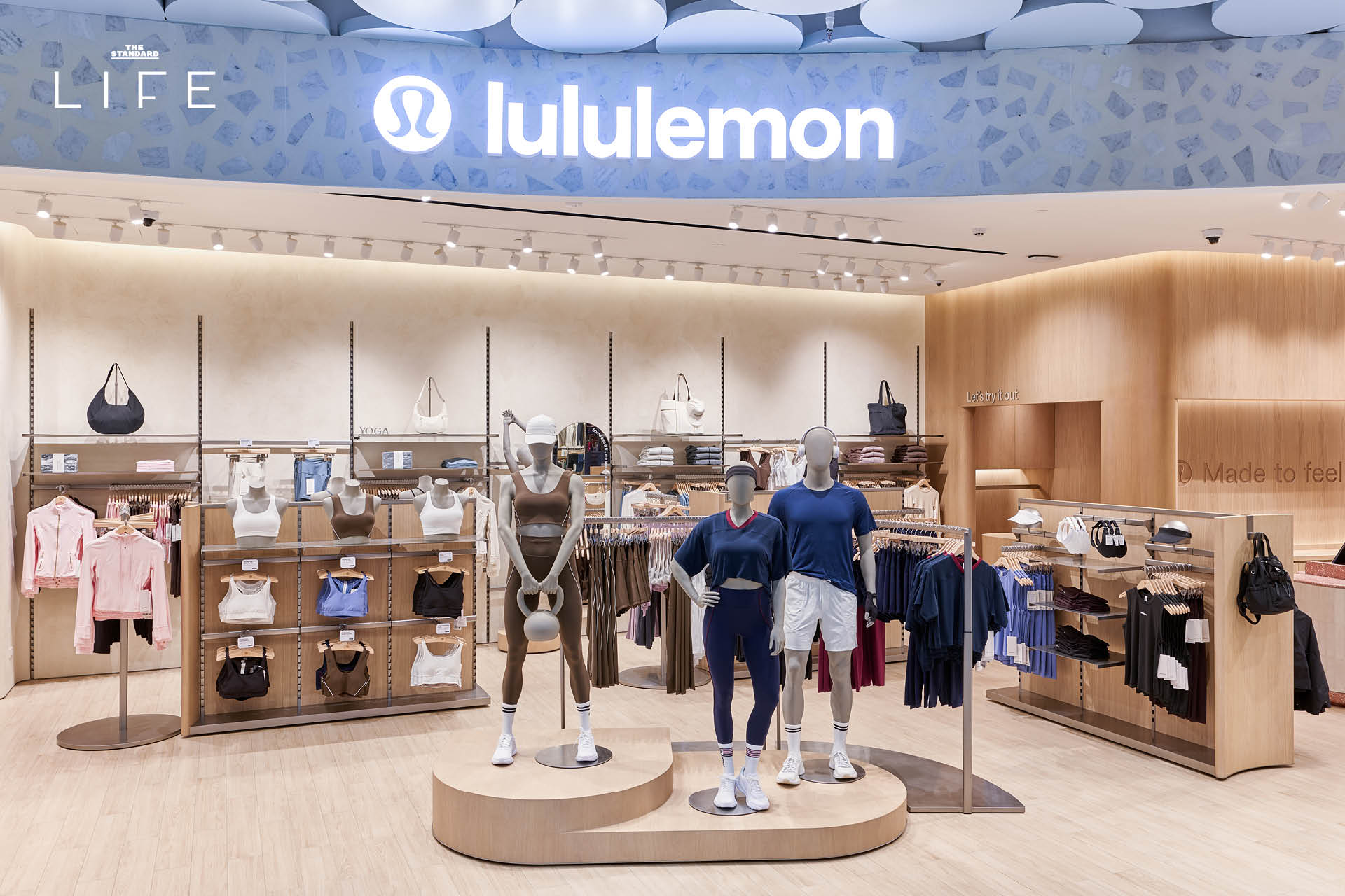 ภาพบรรยากาศร้าน lululemon สาขา Central Park ที่เน้นการตกแต่งแบบ Rustic และพื้นที่ทำกิจกรรม 1