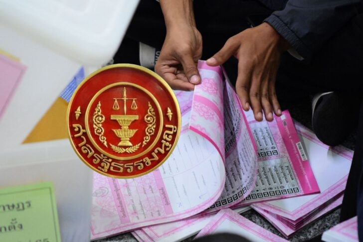 ศาลรัฐธรรมนูญ มีมติเสียงข้างมาก 6 ต่อ 3 รับคำร้องผู้ตรวจฯ ปมคิวอาร์โค้ด เลือกตั้งไม่เป็นความลับขัดรัฐธรรมนูญ ให้ กกต.แจง 15 วัน