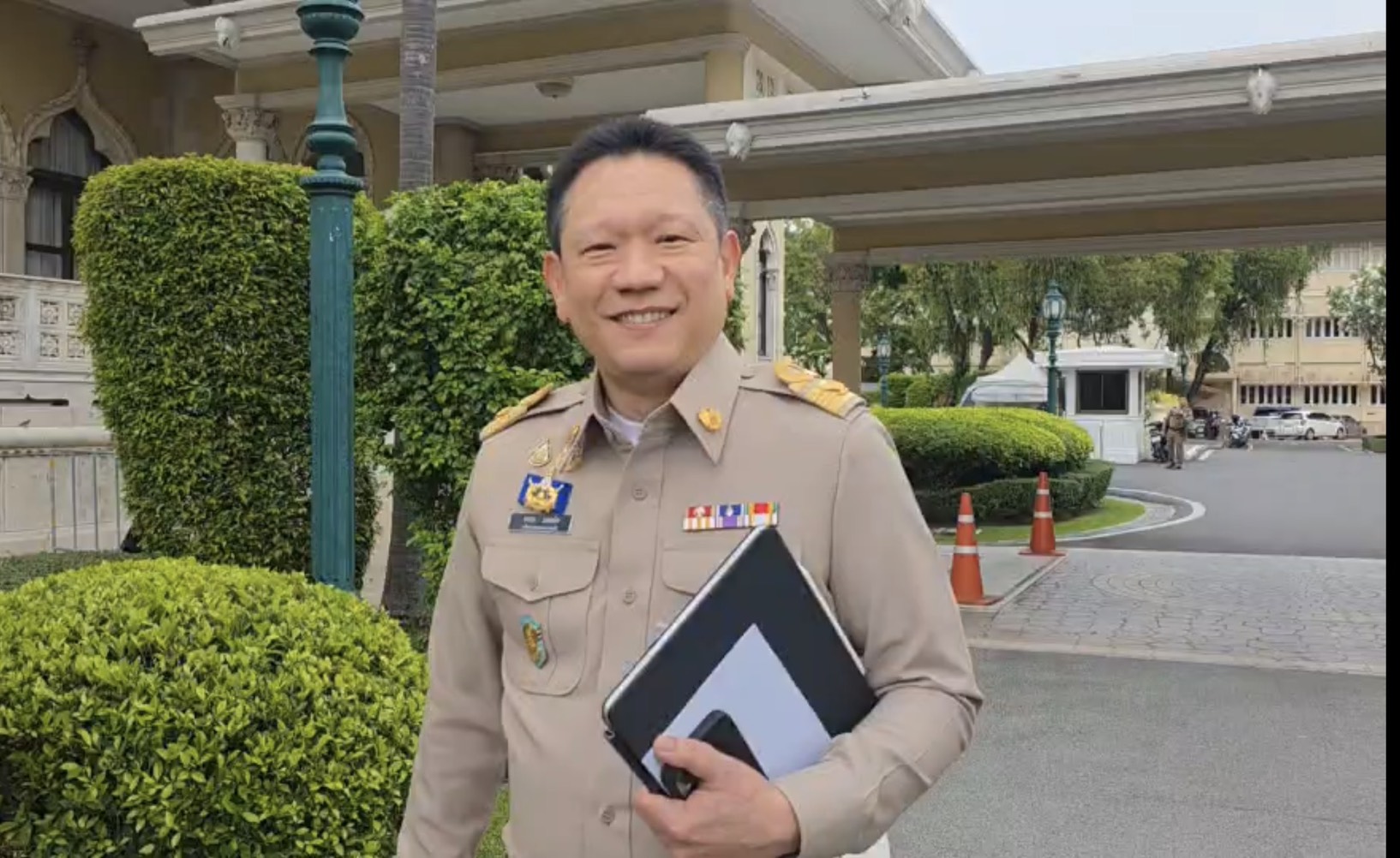 ลวรณ แสงสนิท