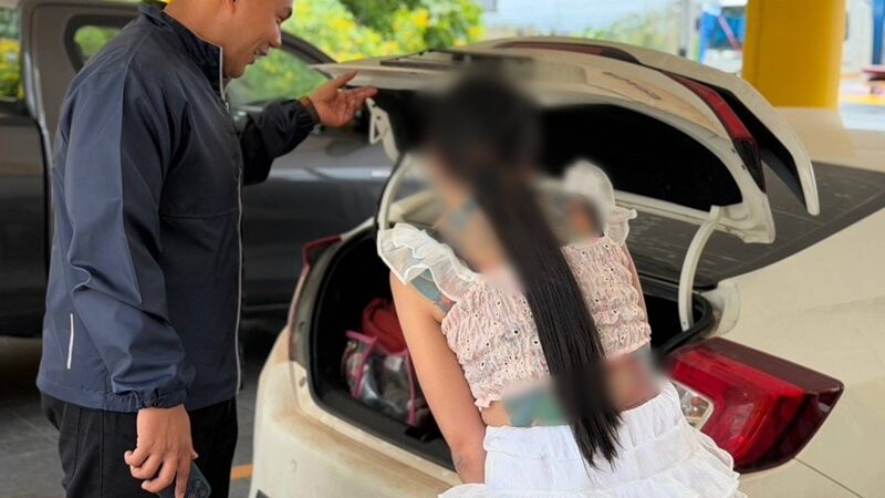 สาวขับเก๋ง