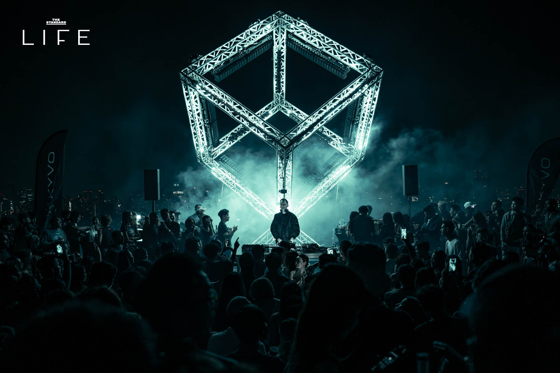 ภาพบรรยากาศปาร์ตี้ KYVO 004 ริมแม่น้ำเจ้าพระยาพร้อมเวทีลูกบาศก์และแสงสีเสียงตระการตา 1