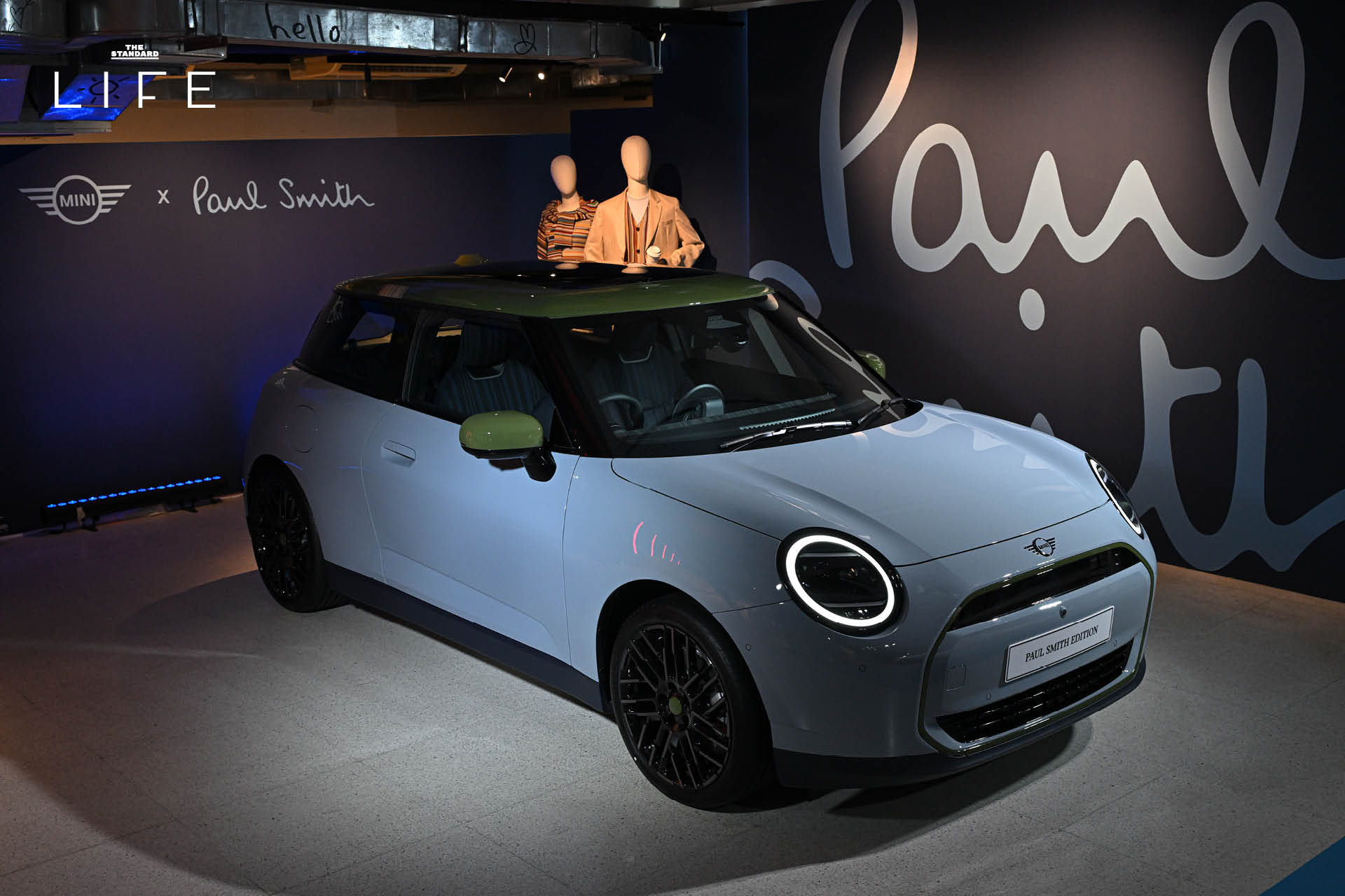 รถยนต์ไฟฟ้า MINI Paul Smith Edition สีเขียว Nottingham Green พร้อมแถบ Signature Stripe และดีไซน์เฉพาะตัว 2