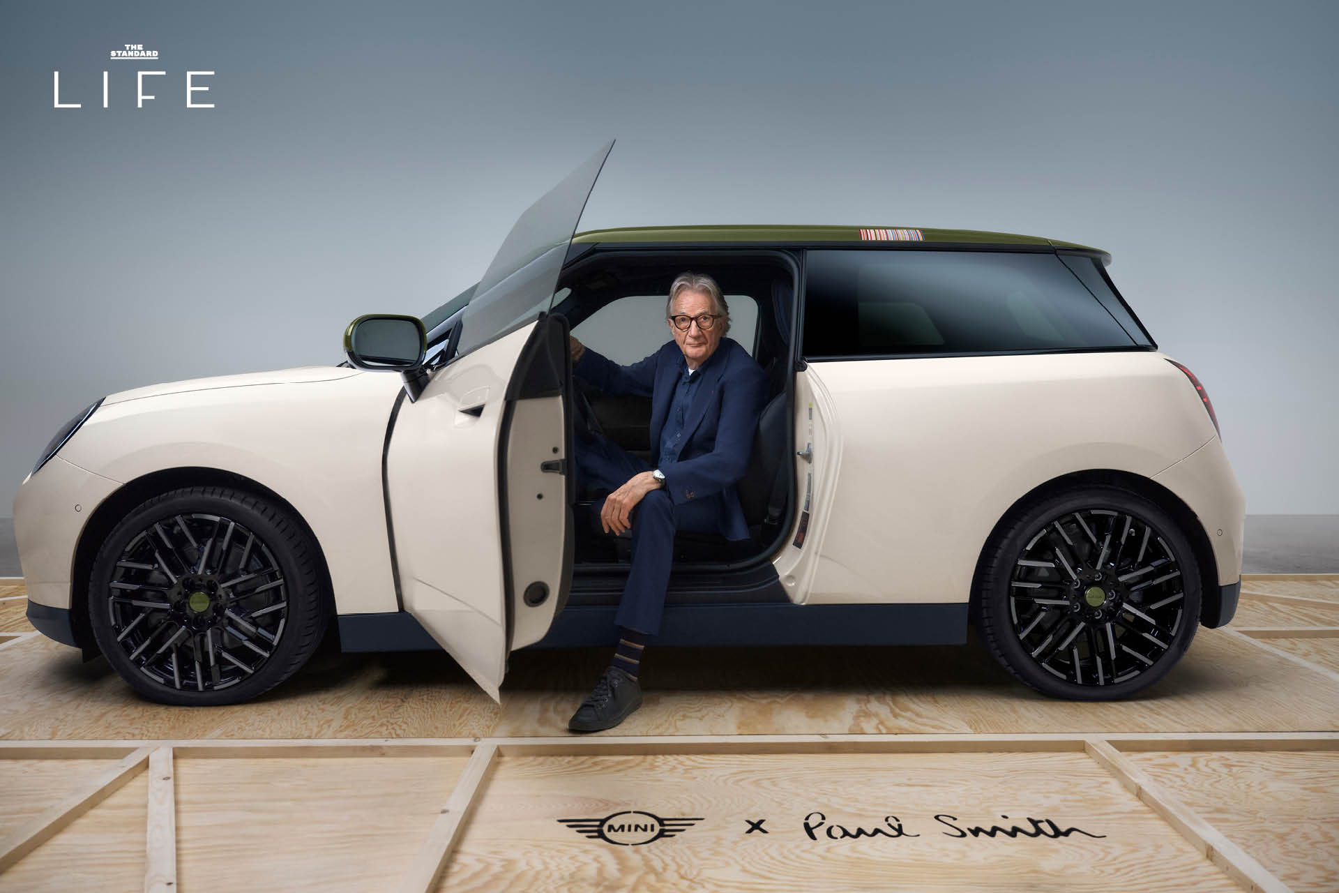 รถยนต์ไฟฟ้า MINI Paul Smith Edition สีเขียว Nottingham Green พร้อมแถบ Signature Stripe และดีไซน์เฉพาะตัว 1