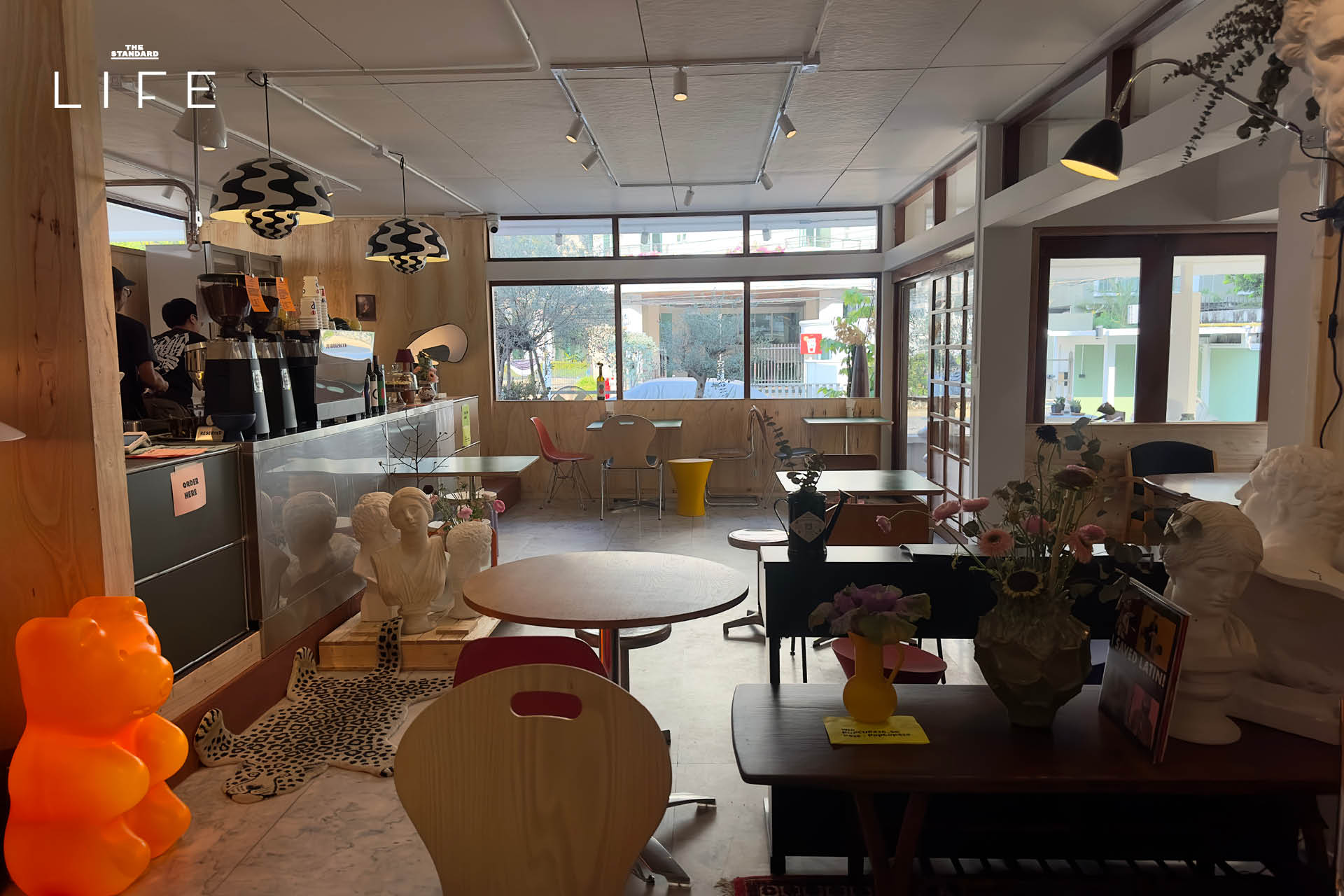 ภายในร้าน Popcup Ekkamai คาเฟ่สไตล์วินเทจย่านเอกมัย ตกแต่งด้วยเฟอร์นิเจอร์ Mid-century 15