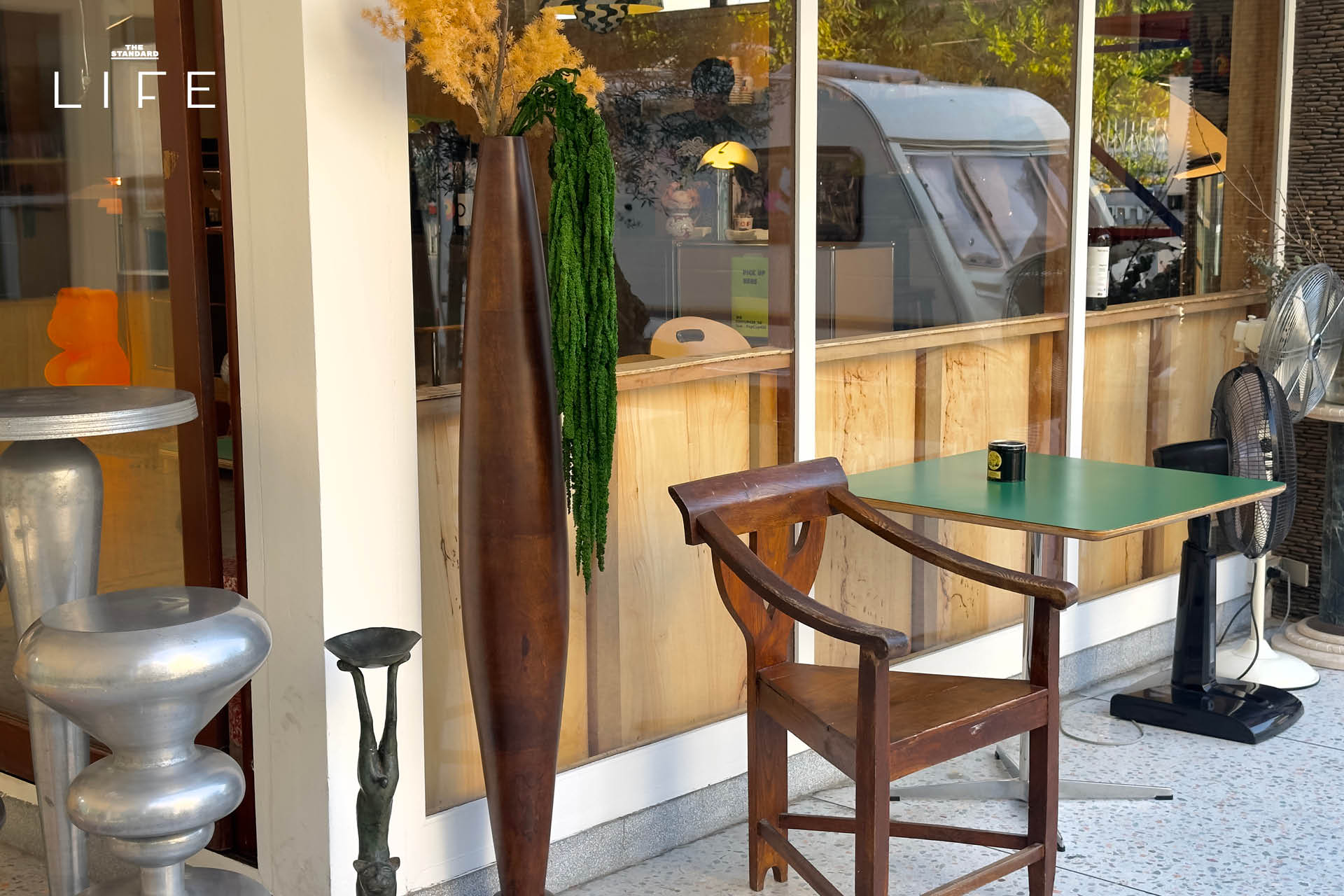 ภายในร้าน Popcup Ekkamai คาเฟ่สไตล์วินเทจย่านเอกมัย ตกแต่งด้วยเฟอร์นิเจอร์ Mid-century 16