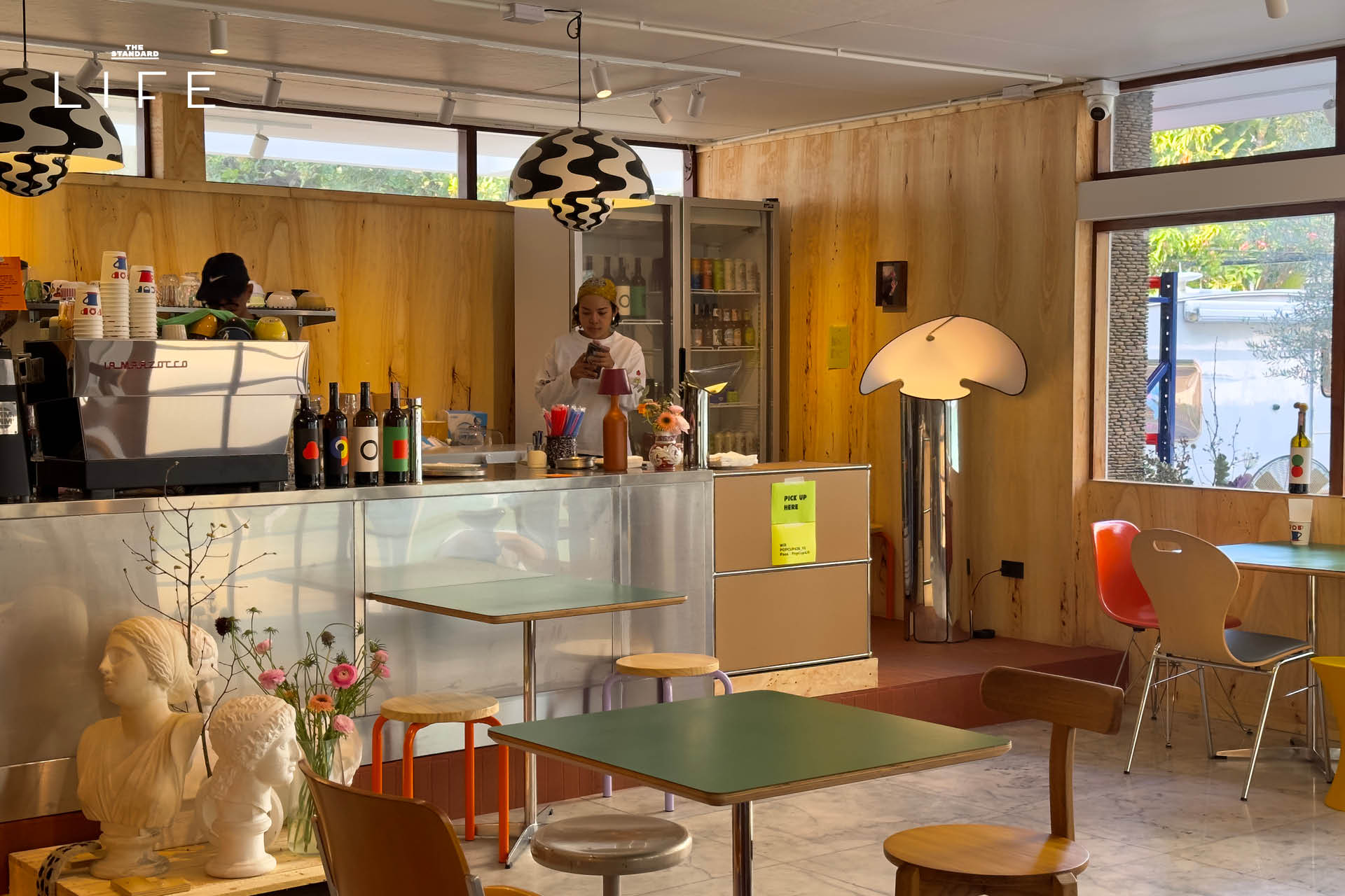 ภายในร้าน Popcup Ekkamai คาเฟ่สไตล์วินเทจย่านเอกมัย ตกแต่งด้วยเฟอร์นิเจอร์ Mid-century 3