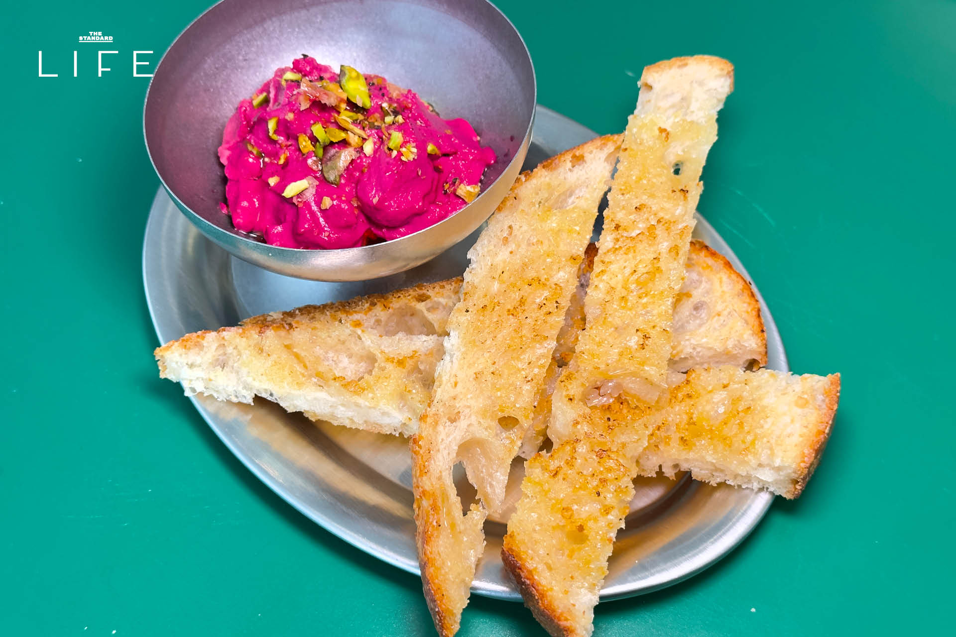 ภายในร้าน Popcup Ekkamai คาเฟ่สไตล์วินเทจย่านเอกมัย ตกแต่งด้วยเฟอร์นิเจอร์ Mid-century 10