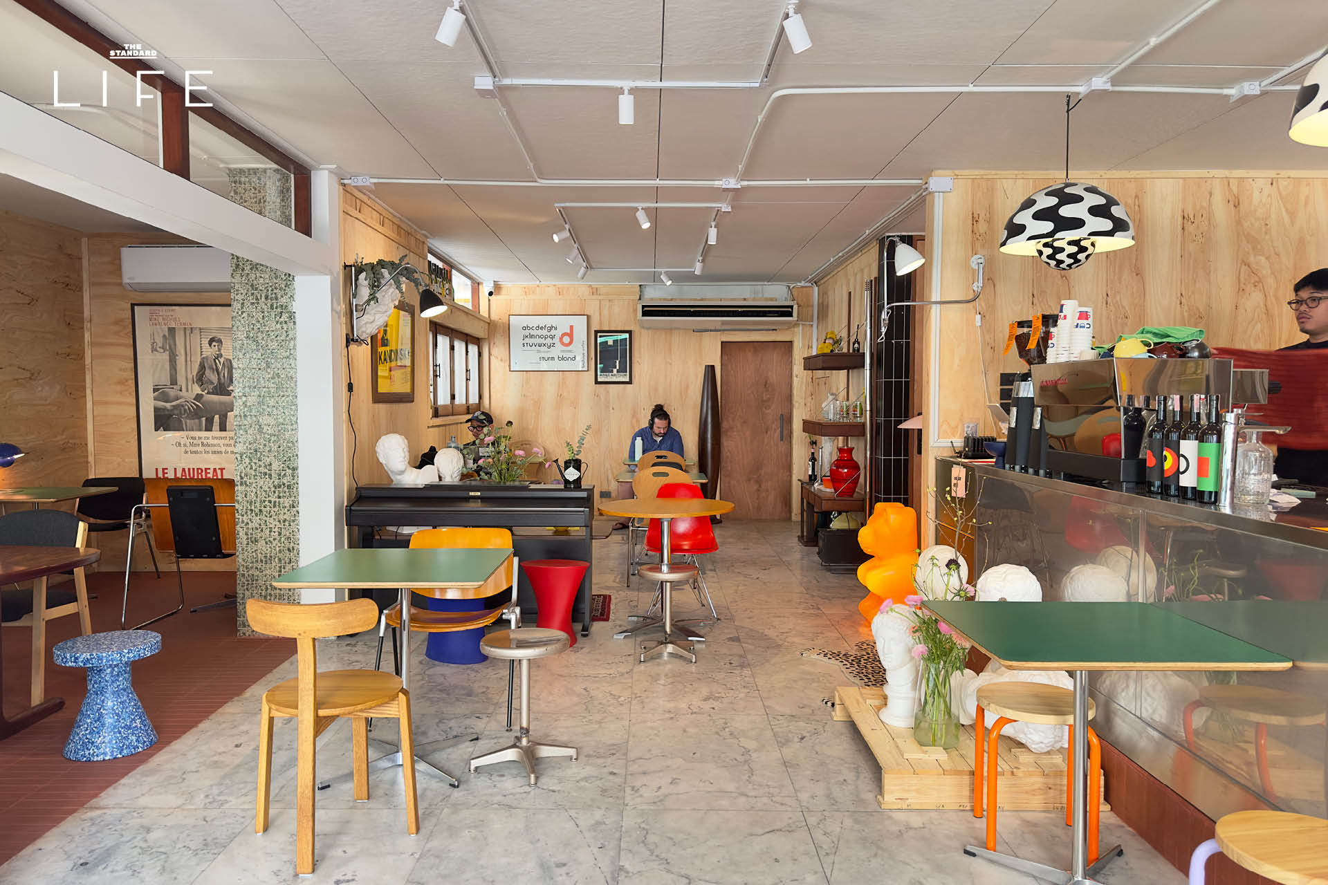 ภายในร้าน Popcup Ekkamai คาเฟ่สไตล์วินเทจย่านเอกมัย ตกแต่งด้วยเฟอร์นิเจอร์ Mid-century 1