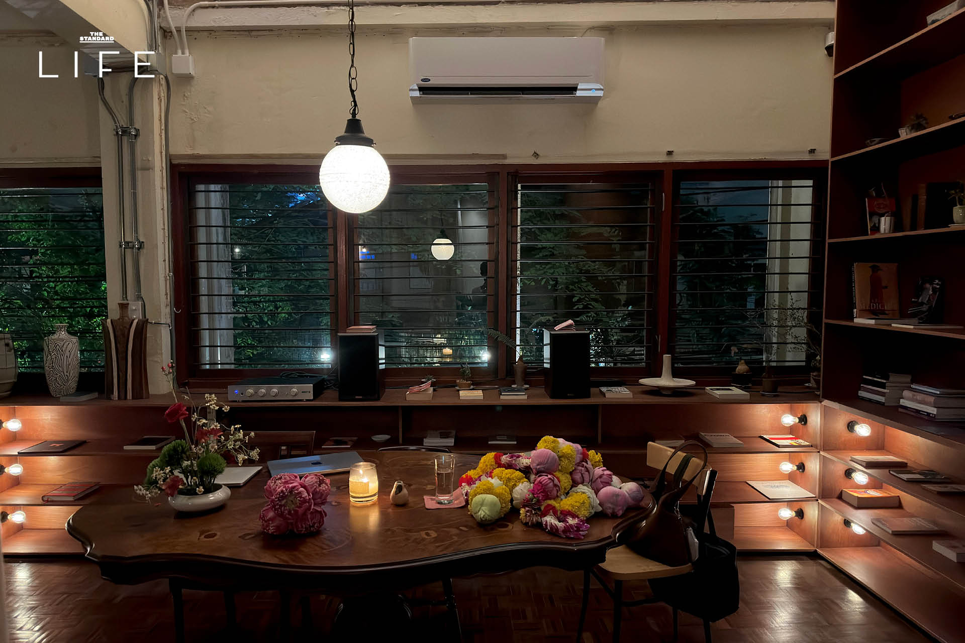 ภาพบรรยากาศ Sala Saneha ‘ศาลาเสน่หา’ โรงภาพยนตร์และไวน์บาร์ในตึกเก่าใจกลางสีลม 11