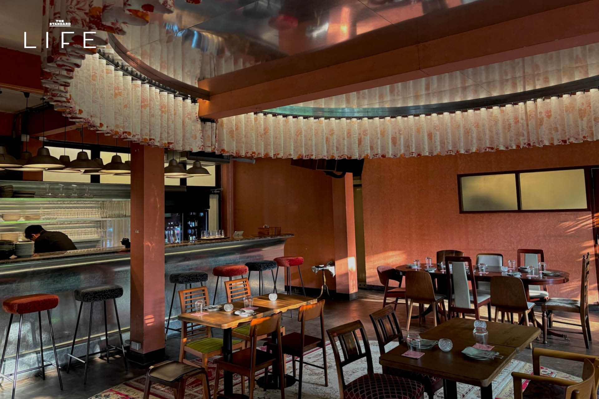 ภาพบรรยากาศ Sala Saneha ‘ศาลาเสน่หา’ โรงภาพยนตร์และไวน์บาร์ในตึกเก่าใจกลางสีลม 3