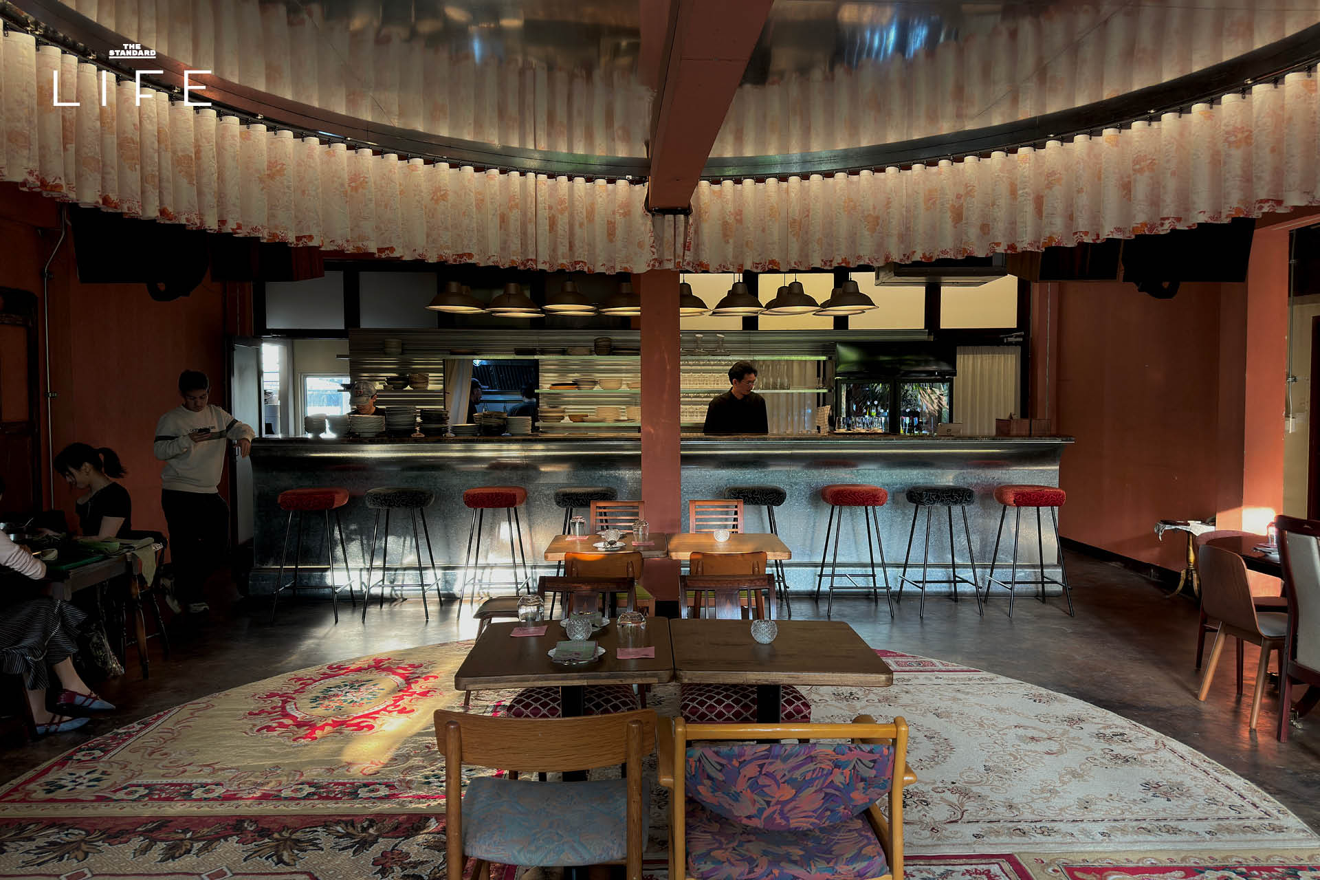 ภาพบรรยากาศ Sala Saneha ‘ศาลาเสน่หา’ โรงภาพยนตร์และไวน์บาร์ในตึกเก่าใจกลางสีลม 6