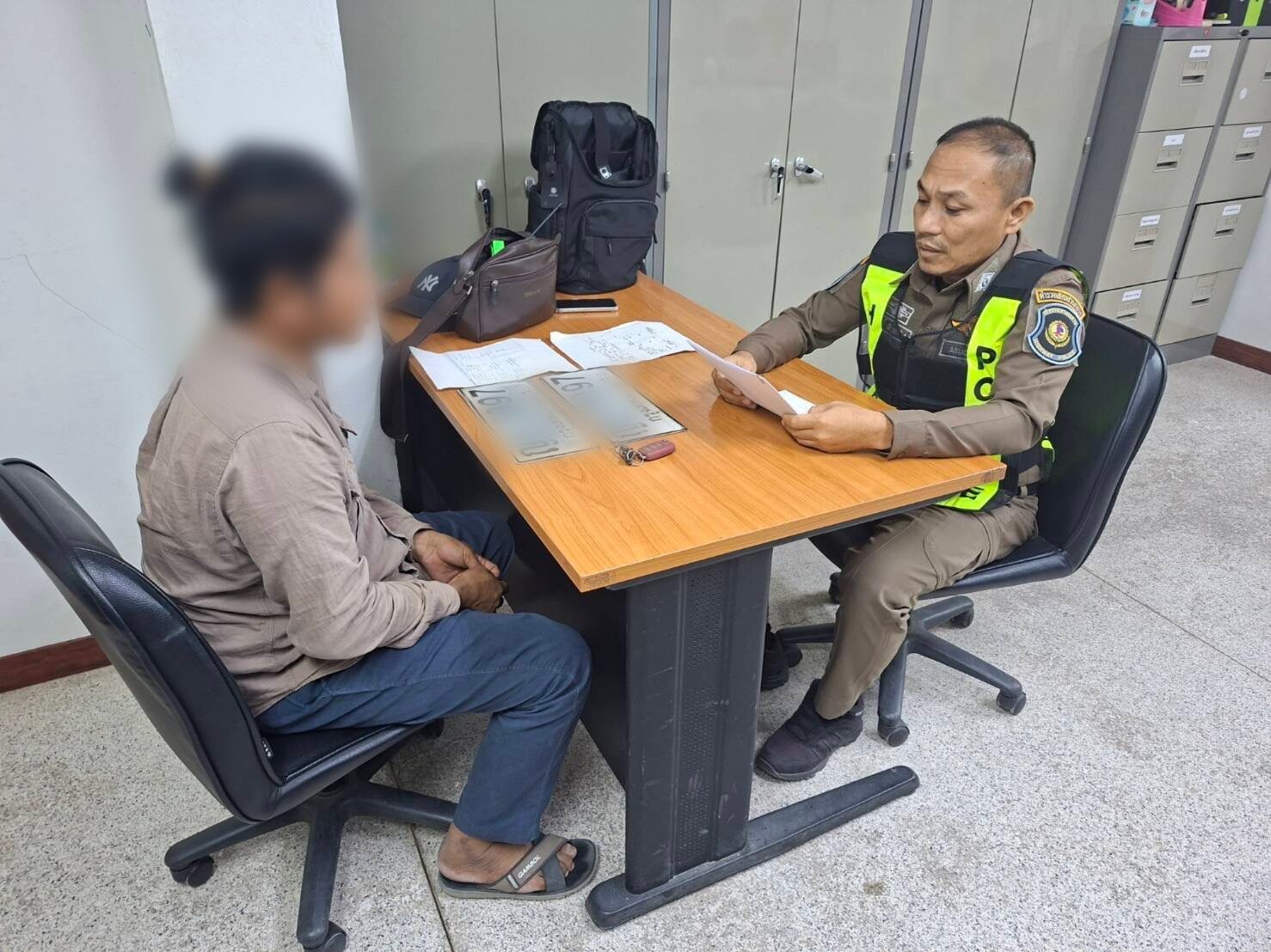 ตรวจรถต้องสงสัยเอี่ยวแก๊งยา เจอทะเบียน-เล่มปลอมทั้งชุด เช็กเลขตัวถัง-ตรงคดีรถหายมา 13 ปี