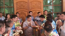 พะเยาคึกคัก ธรรมนัส เปิดบ้านริมกว๊าน ให้ ส.ส.กล้าธรรม รดน้ำดำหัวปีใหม่ ตามวิถีล้านนา