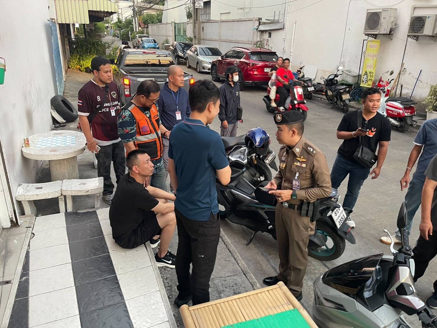 รวบแก๊งชาวจีน อ้างตัวเป็นปปง.-ตำรวจ หลอกผู้เสียหายโอนเงินตรงข้ามโรงพักกว่า 34 ล้าน