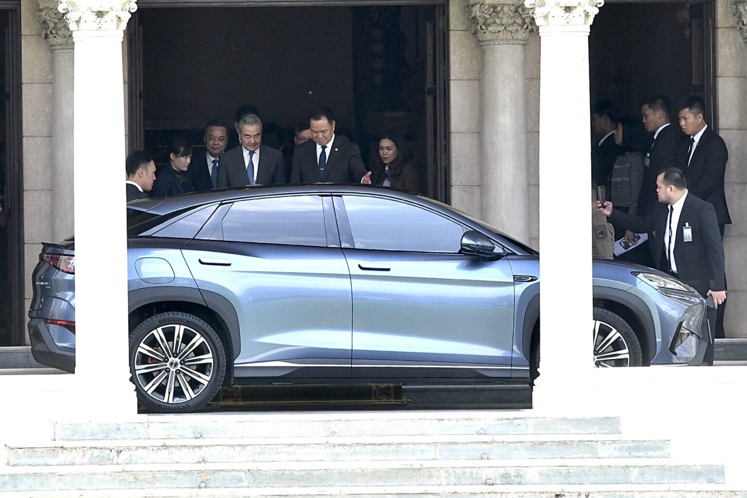 อนุทิน ยิ้มเขิน หวัง อี้ ชมหล่อ ก่อนเข้าห้องหารือ รับบทโชเฟอร์ขับรถไฟฟ้า พาเลี้ยงข้าวเที่ยง