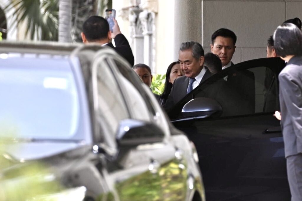 ‘อนุทิน’ สวมบทโชเฟอร์ขับรถไฟฟ้าพา ‘หวัง อี้’ ไปกินข้าวเที่ยง