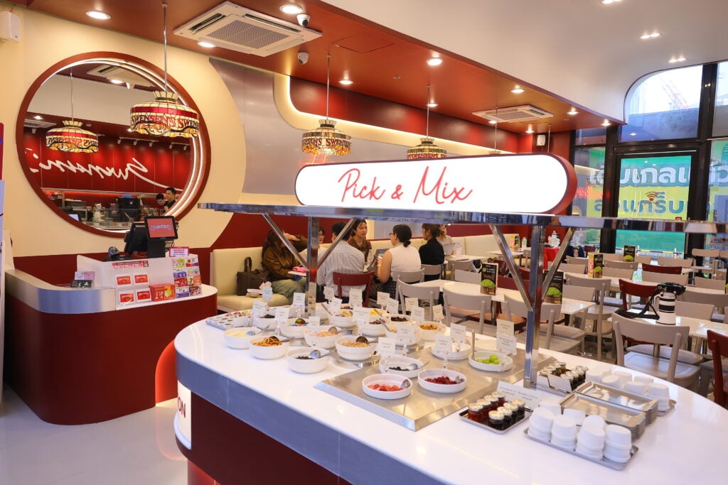 Swensen’s เปิดร้านแบบใหม่ ขาย ‘ไอติมผัด’ ตามใจลูกค้า ให้เลือกท็อปปิ้งใส่ถ้วยเอง ราคาเริ่มต้น 119 บาท ตอนนี้มีสาขาเดียว ‘ตึกสยามสเคป’