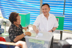 ‘ทักษิณ’ ตื่นเต้น หย่อนบัตรเลือกตั้งผู้ว่าฯกทม.-สก. ใช้สิทธิในรอบ 20 ปี