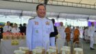 นายกฯ นำ ครม.ตักบาตรถวายพระราชกุศล วันเฉลิมพระชนมพรรษา สมเด็จพระนางเจ้าฯ พระบรมราชินี