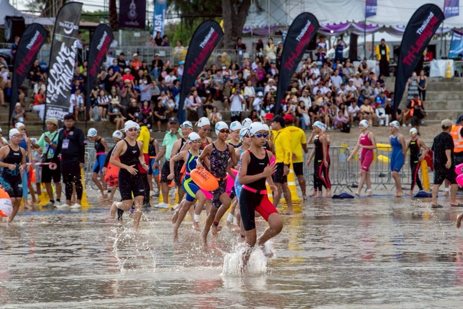 ผบ.ทร. ผู้แทนพระองค์มอบถ้วยรางวัลและปล่อยตัว Amazing Race Festival Sattahip Triathlon 2026