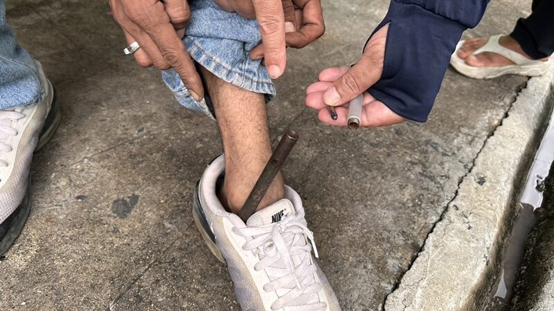 รวบหนุ่มพก ปืนเถื่อน ซุกในรองเท้า บอกคิดว่าไม่มีใครเห็น อ้างทำเอง